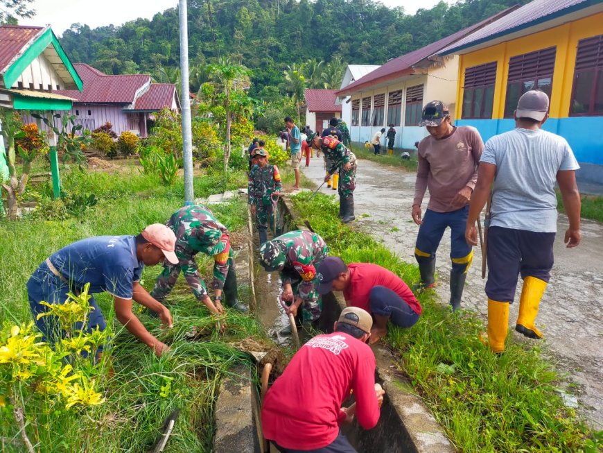 Aksi Peduli Lingkungan Bersih dan Sehat, Kodim 1412/Kolaka Koramil 05/Pakue Gelar Karya Bhakti Bersihkan Saluran Drainase