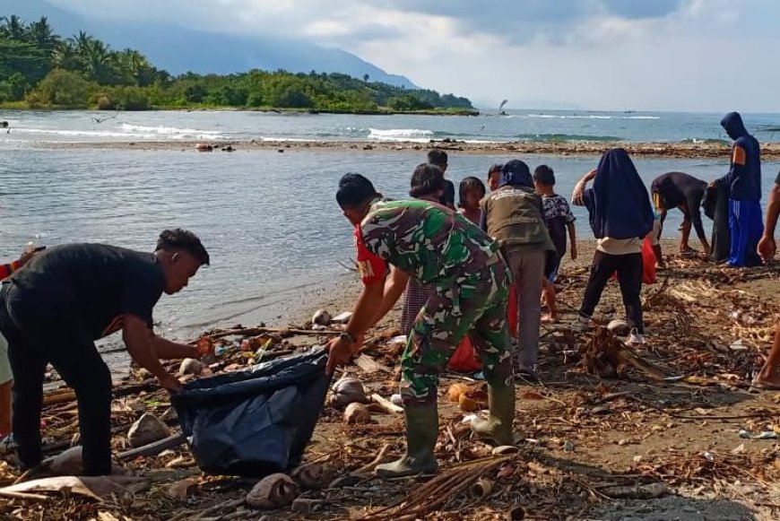 Peduli lingkungan Bersih dan Sehat, Kodim 1412/Kolaka Koramil 07/Watubangga Karya Bhakti Bersihkan Sampah di Pesisir Pantai Tanggetada